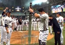 NCSoft's Baseball Team Won The Korean Championship And Celebrated With A Sword From Lineage